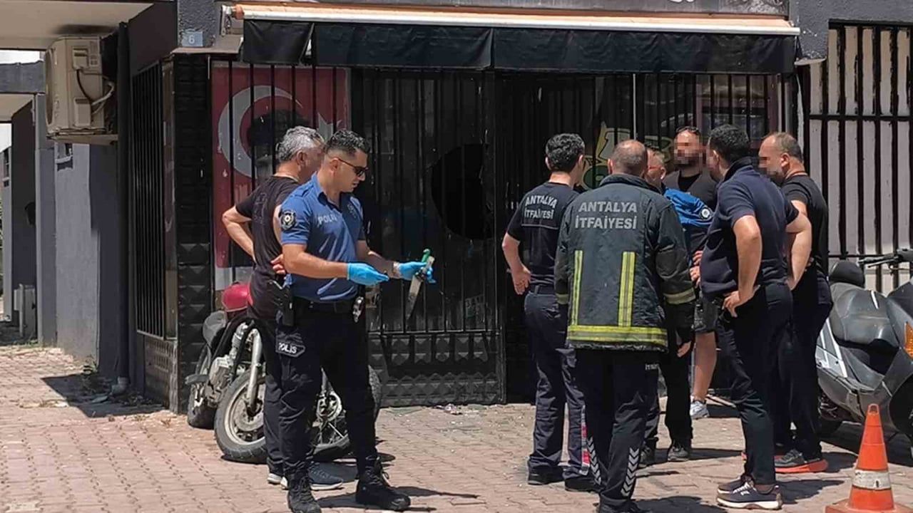 Antalya'da iş yerini kilitleyip kendini yakma tehdidinde bulunan kişi ikna edildi