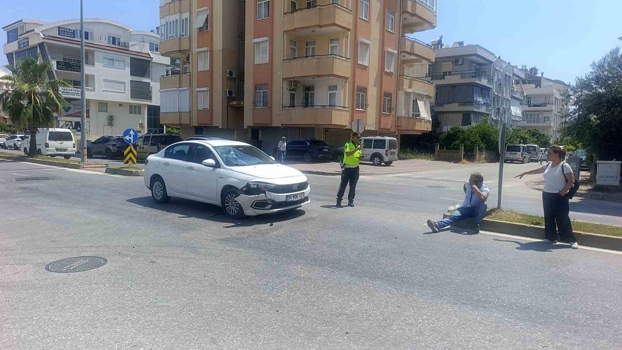 Antalya'da kavşakta iki otomobil çarpıştı: 2 yaralı
