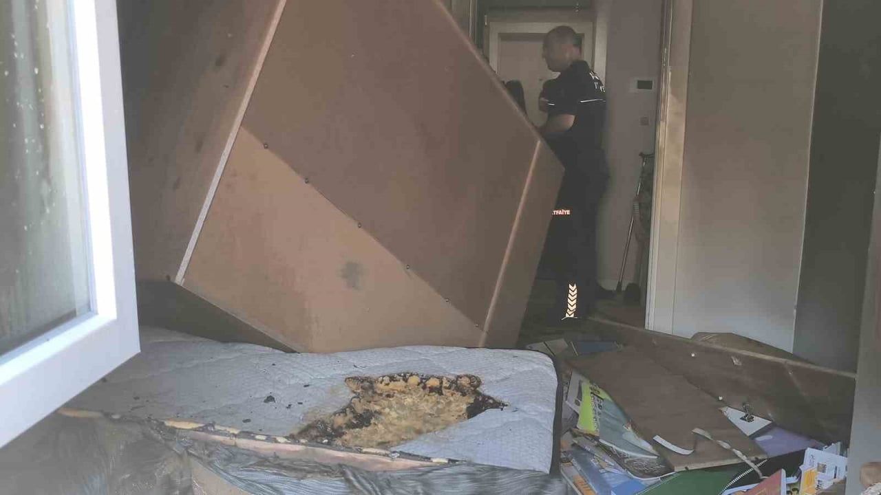Antalya'da kendini eve kilitleyip evi yakmaya çalıştığı iddia edilen 27 yaşındaki genç hastaneye kaldırıldı