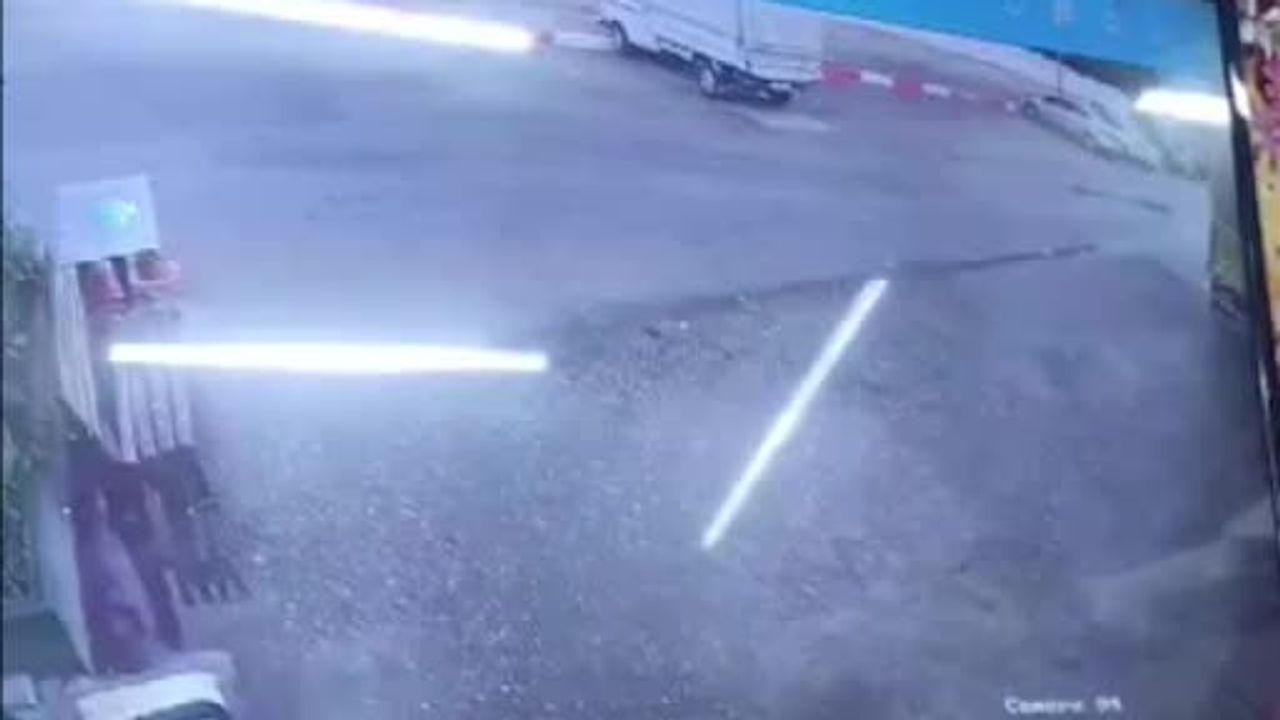 Antalya'da motosiklet sürücüsünün ölümden döndüğü kaza anı güvenlik kamerasında