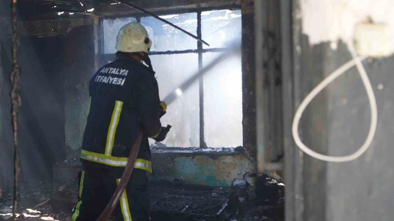 Antalya'da müstakil evde çıkan yangın çevreye sıçramadan söndürüldü