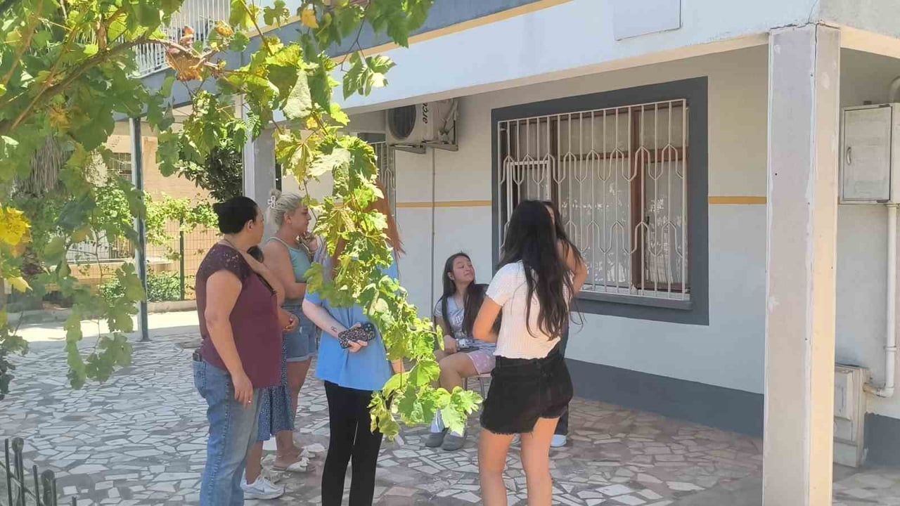 Antalya'da mutfak yangını: vatandaşların çıkardığı kızına koşarak sarıldı