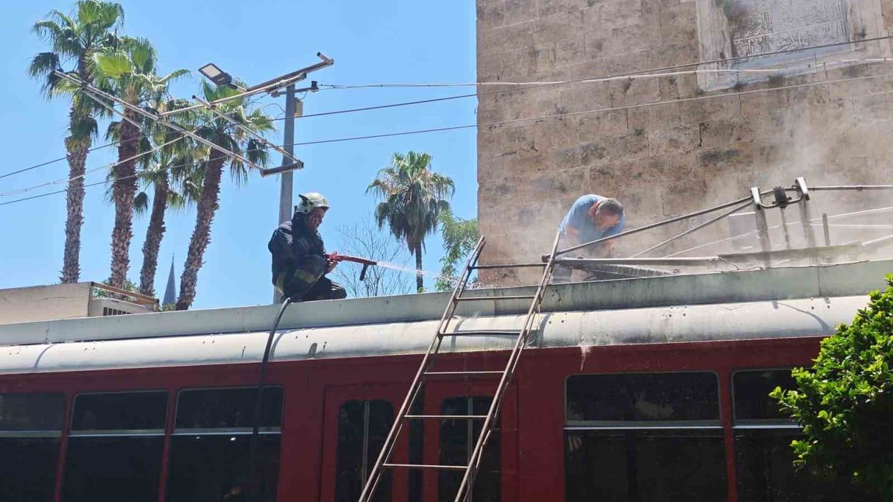 Antalya'da nostalji tramvayında çıkan yangın esnafın dikkatiyle söndürüldü