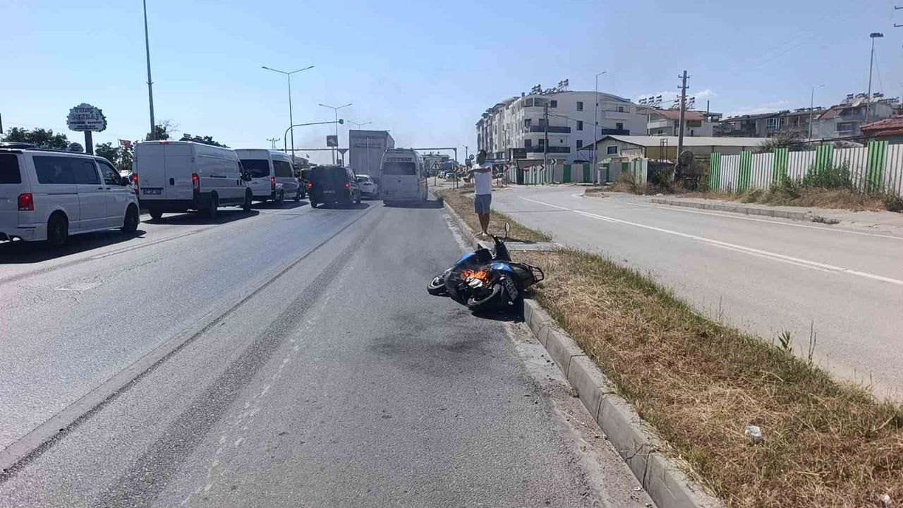 Antalya'da seyir halindeki motosiklet alev alıp hurdaya döndü