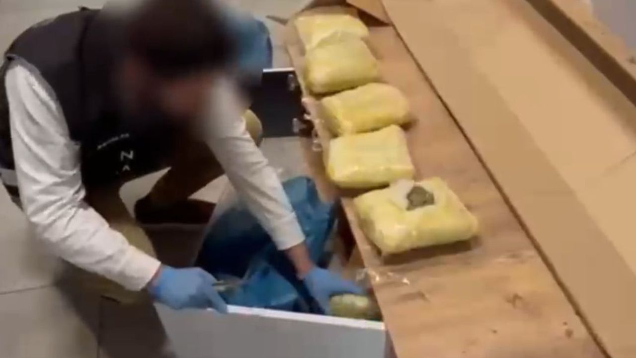 Antalya'da TV ünitesine gizlenen 7 kilogram skunk kargo ile sevk edilmeye çalışılırken yakalandı