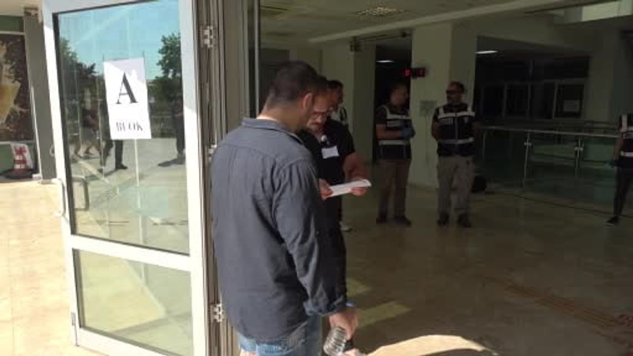 Antalya'da YKS'te takılar sorun oldu, bir aday saniyelerle sınavı kaçırdı