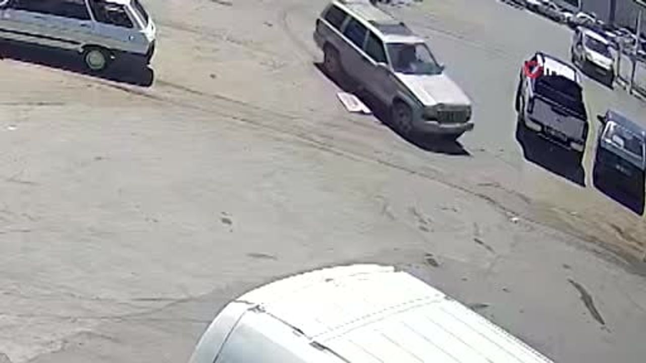 Antalya Kepez'te gaz pedalı takılan araç 7 araca zarar verdi, 1 kişi yaralandı