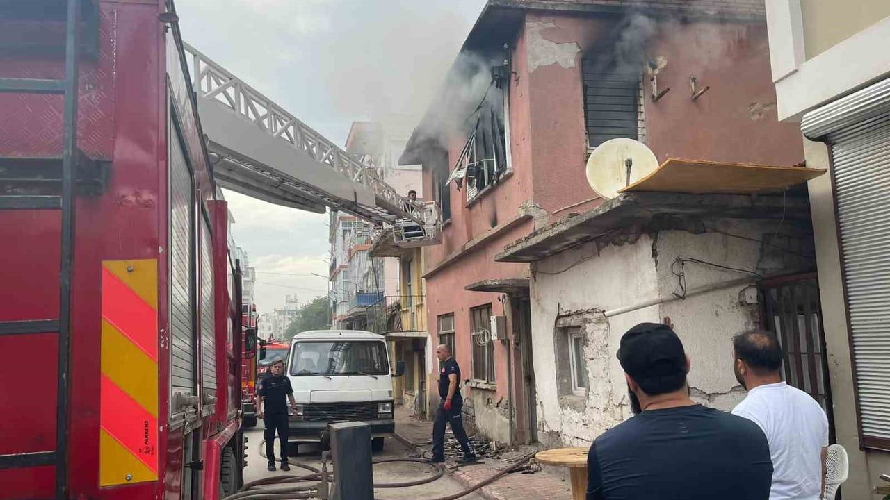 Antalya Muratpaşa'da iki katlı müstakil evde çıkan yangın söndürüldü