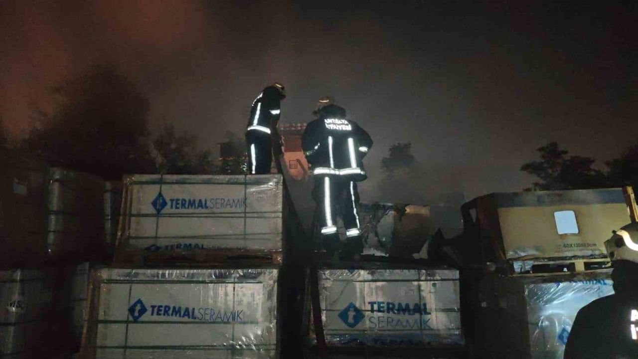 Antalya Muratpaşa'da seramik satış iş yerinde çıkan yangın itfaiye tarafından söndürüldü