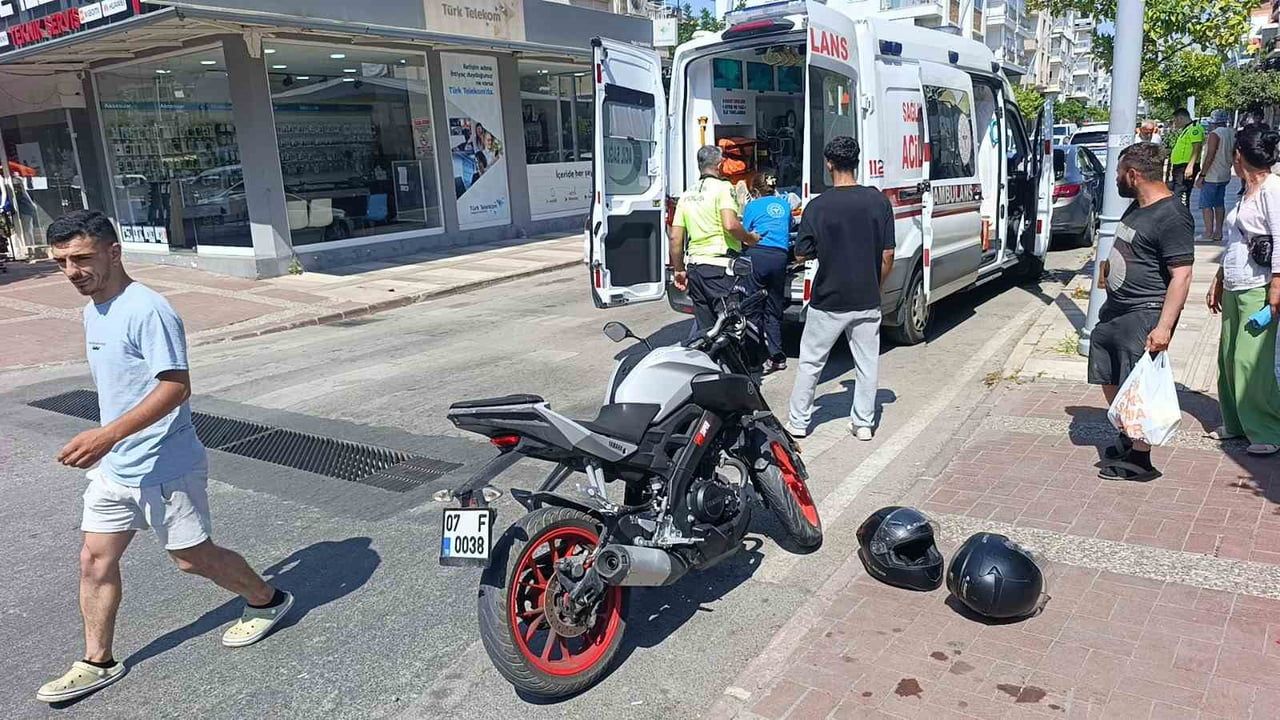 Antalya'nın Manavgat ilçesinde aynı kavşakta bir saat arayla iki motosiklet kazası: 2 yaralı