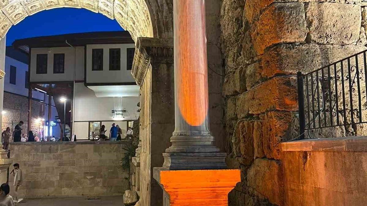 Antalya’nın tarihi kapısı aydınlatıldı