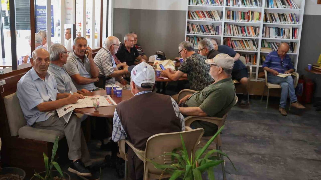 Antalyalı emeklilere ücretsiz çay, su ve kütüphane imkanı