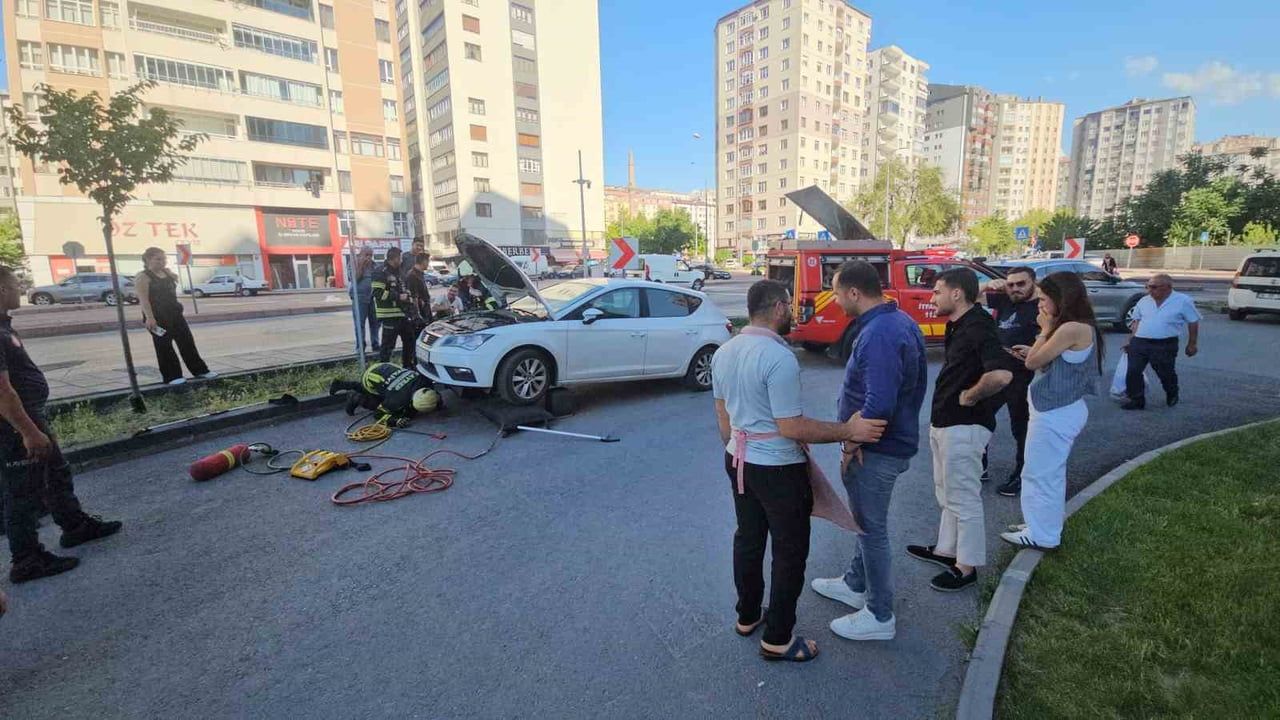 Araçta görünüp kaybolan yılan araç sahibinin evinin önünde ortaya çıktı