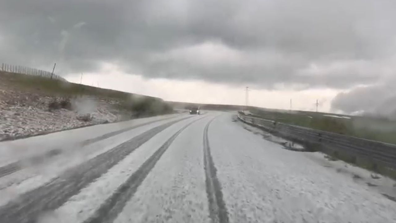 Ardahan'da Ilgar Dağı geçidinde dolu etkili oldu