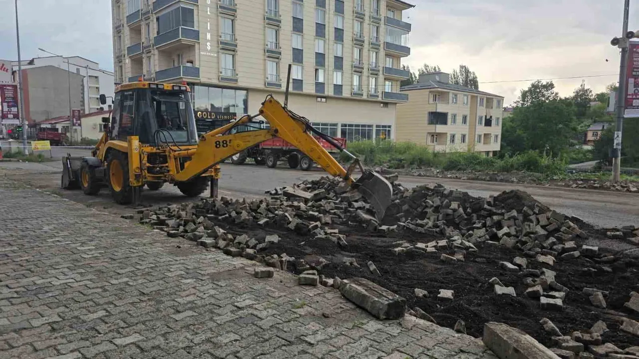Ardahan'da kaldırım yapım ve yenileme çalışmaları sürüyor