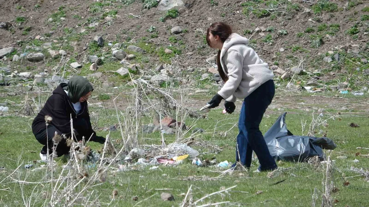 Ardahan Üniversitesi öğrencileri Kura Nehri kıyısında çevre temizliği yaptı