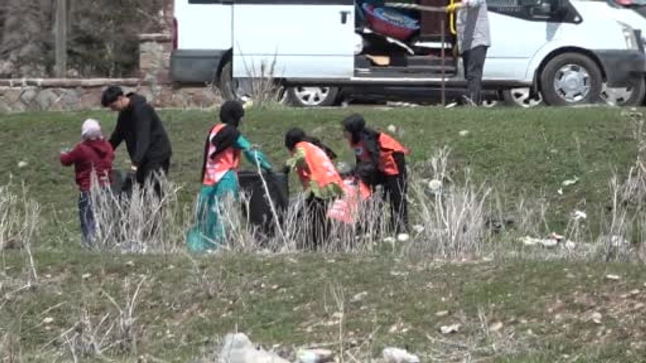 Ardahan Üniversitesi Öğrencileri Kura Nehri Kıyısında Gönüllü Çöp Toplama Etkinliği Düzenledi