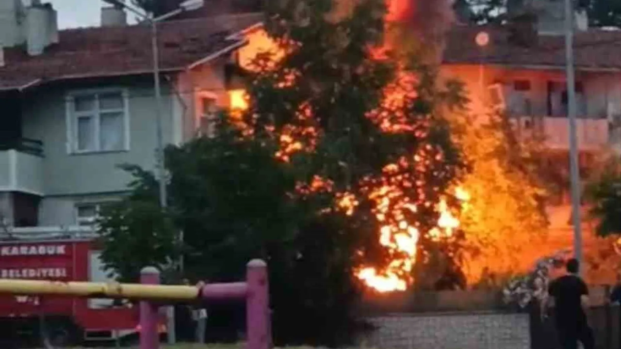 Ardiyede çıkan yangın evlere sıçramadan söndürüldü