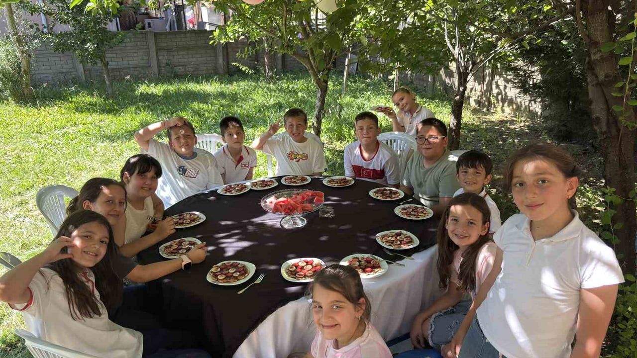 Arifiye'de servis şoförü Salih Öztaş ve eşi üç yıldır öğrencileri ev bahçesinde ağırlıyor