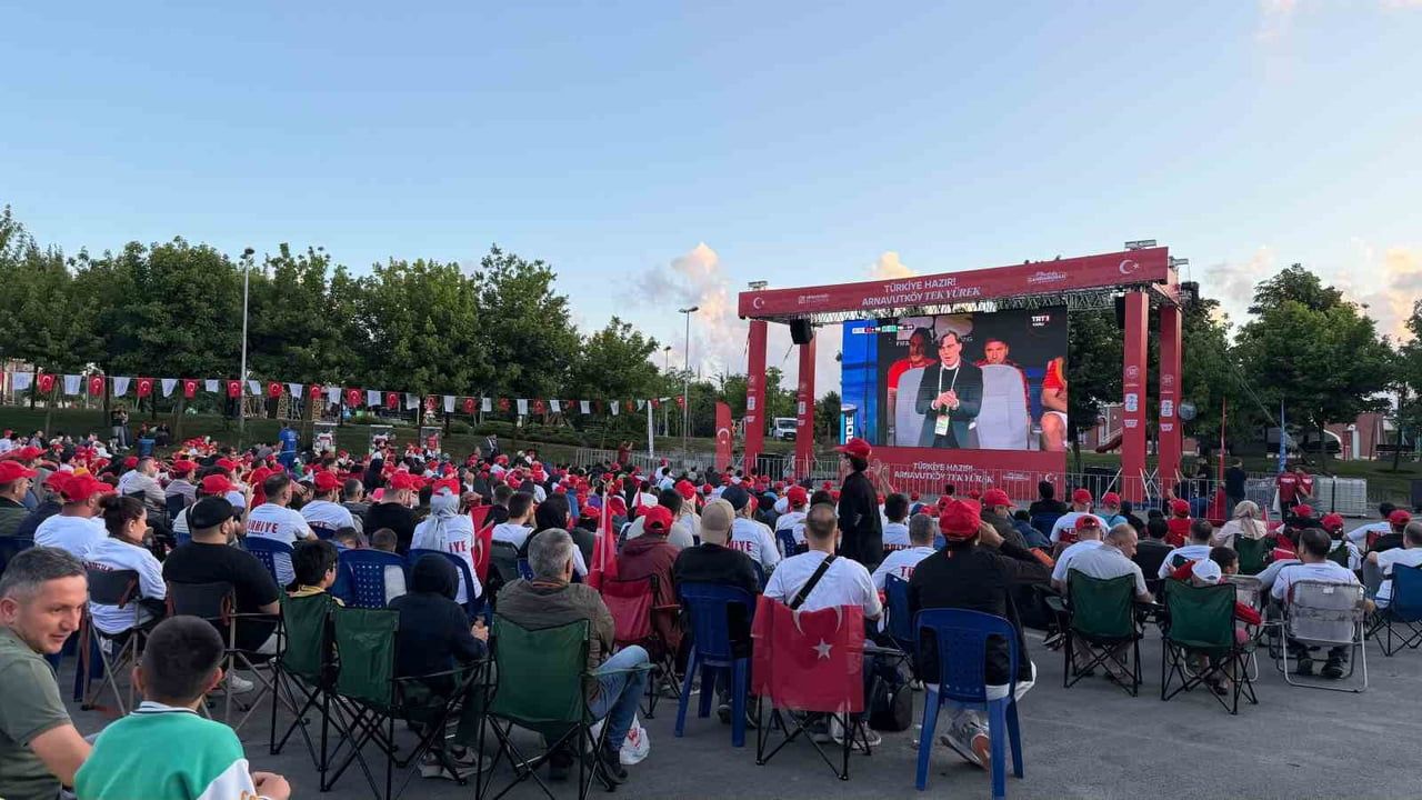Arnavutköy’de dev ekranlar önünde milli takım heyecanı