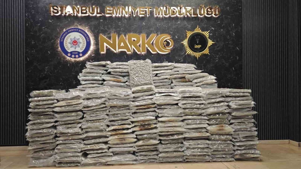Arnavutköy'de uyuşturucu operasyonu: 398 kilo skunk ele geçirildi