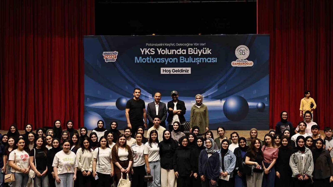 Arnavutköy'de YKS adaylarına motivasyon buluşması — Belediye 1432 öğrenciye destek