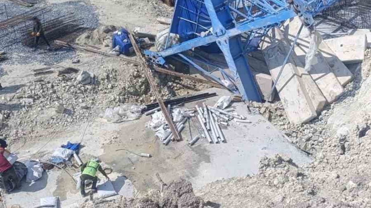 Arnavutköy Sazlıbosna’da inşaat vinci devrildi: 2 işçi ağır yaralandı