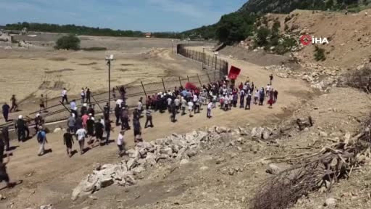 Arnavutluk'ta İşkodra yakınlarında lüks proje çitleri yıkıldı