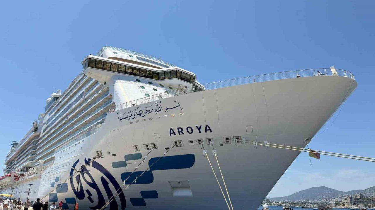 Aroya yolcu gemisi Bodrum'a 2 bin 124 turist getirdi