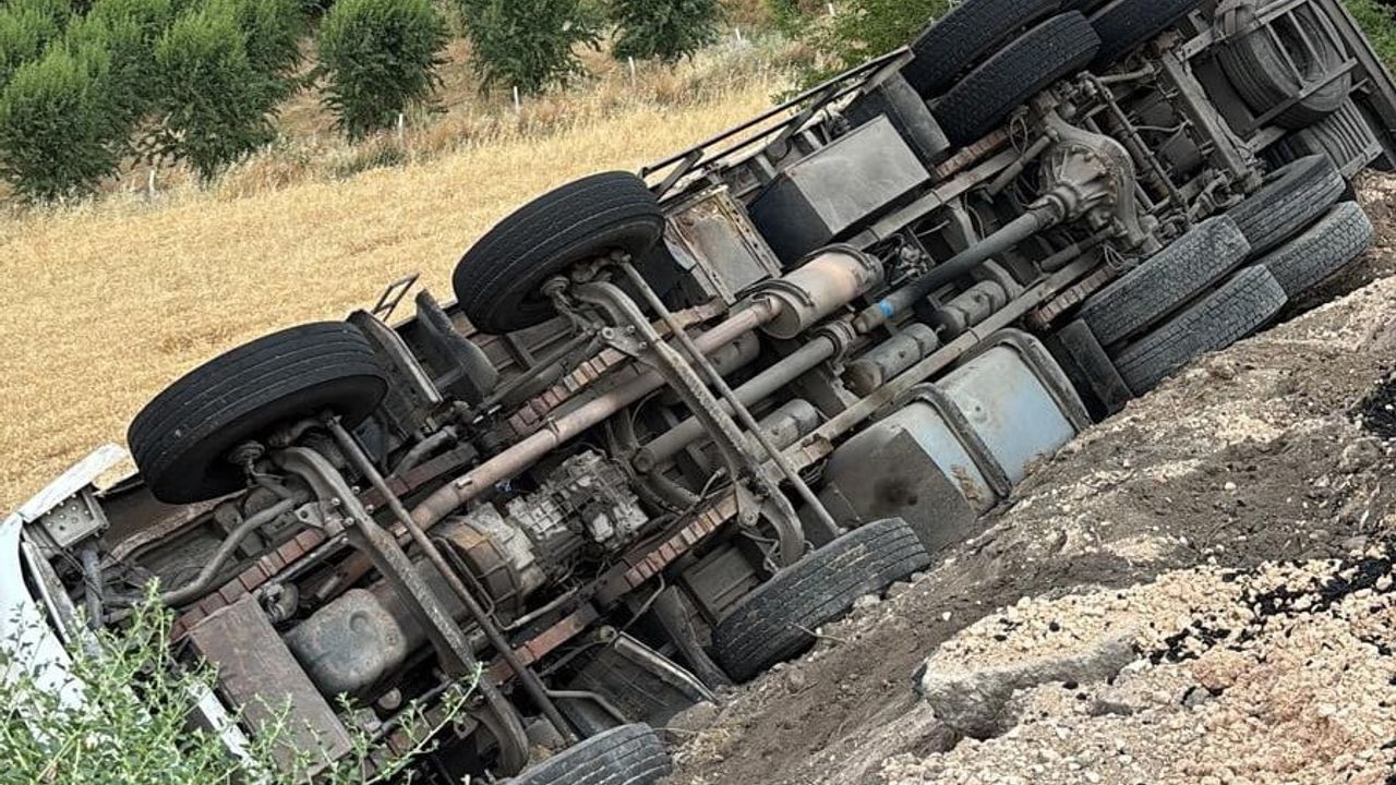 Arpa yüklü kamyon Kahta'da şarampole devrildi