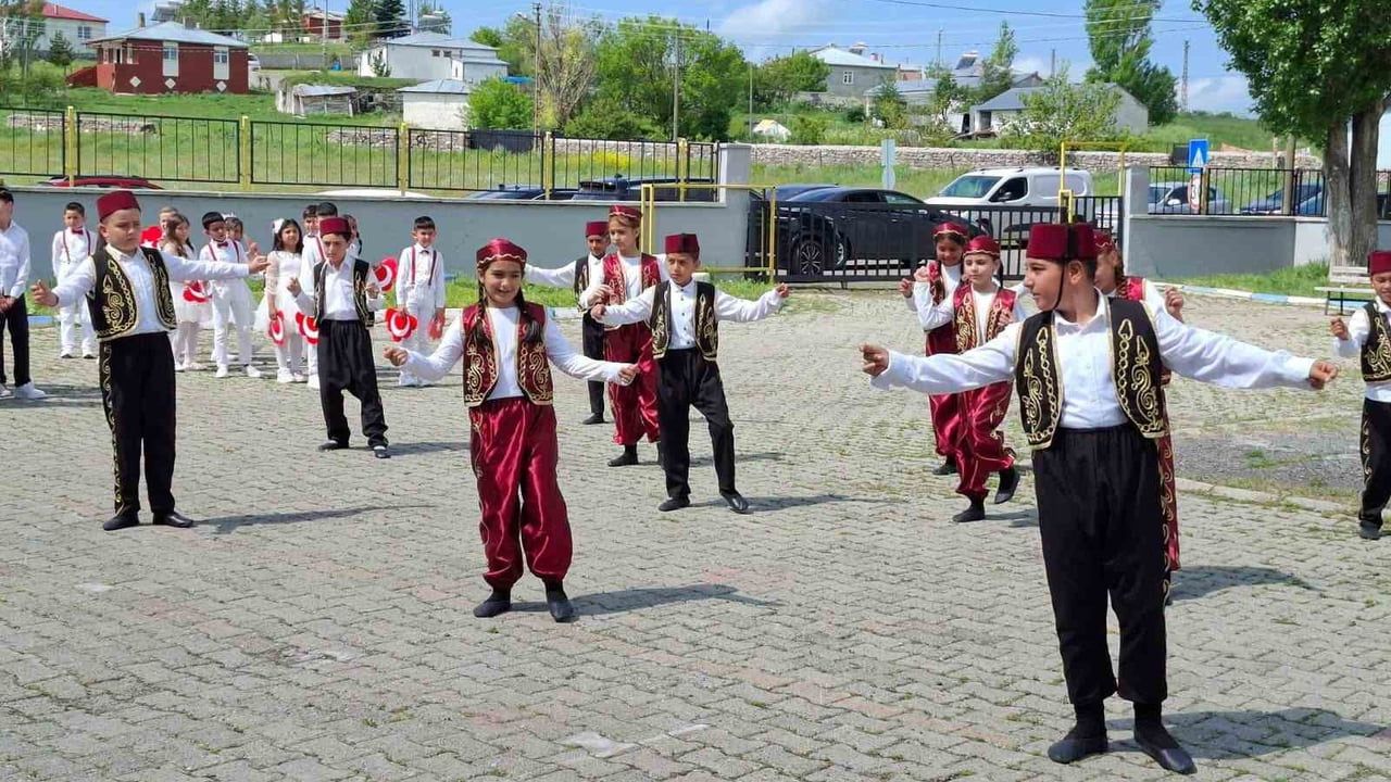 Arpaçay Atatürk İlkokulu'nda yıl sonu şenliği ve mezuniyet coşkusu