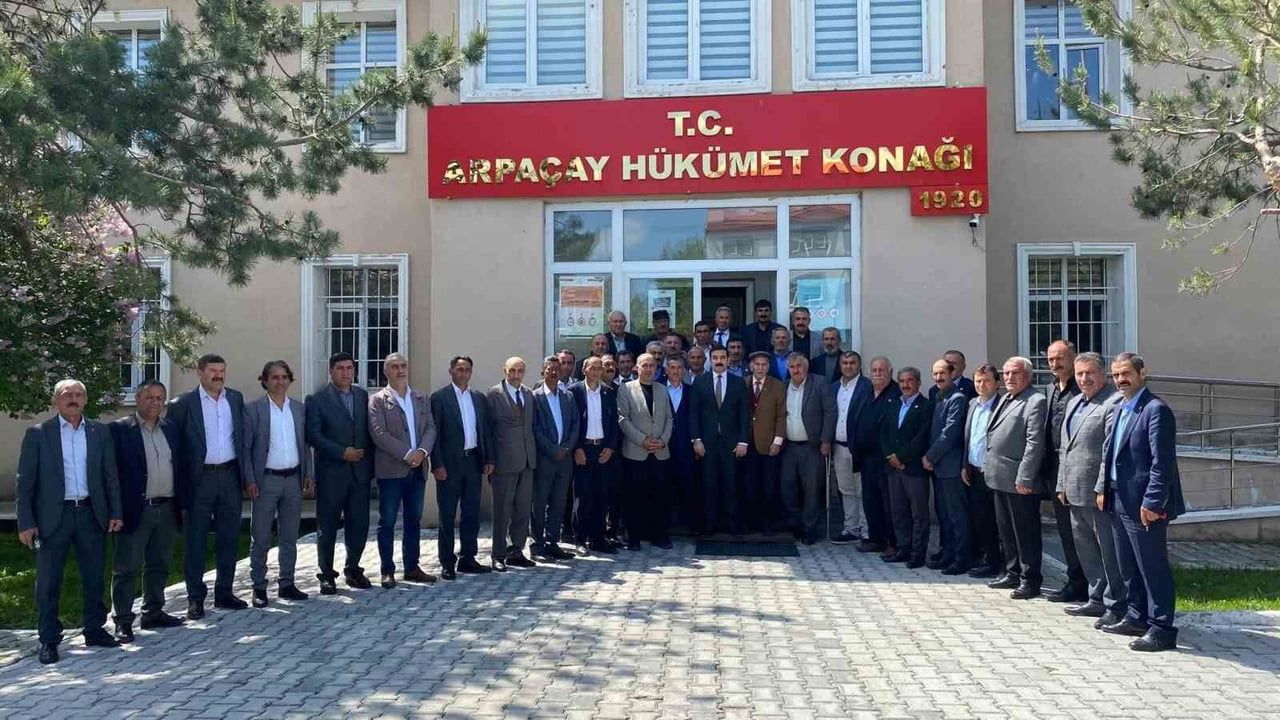 Arpaçay’da muhtarlarla değerlendirme toplantısı: Kaymakam Akköz talepleri dinledi