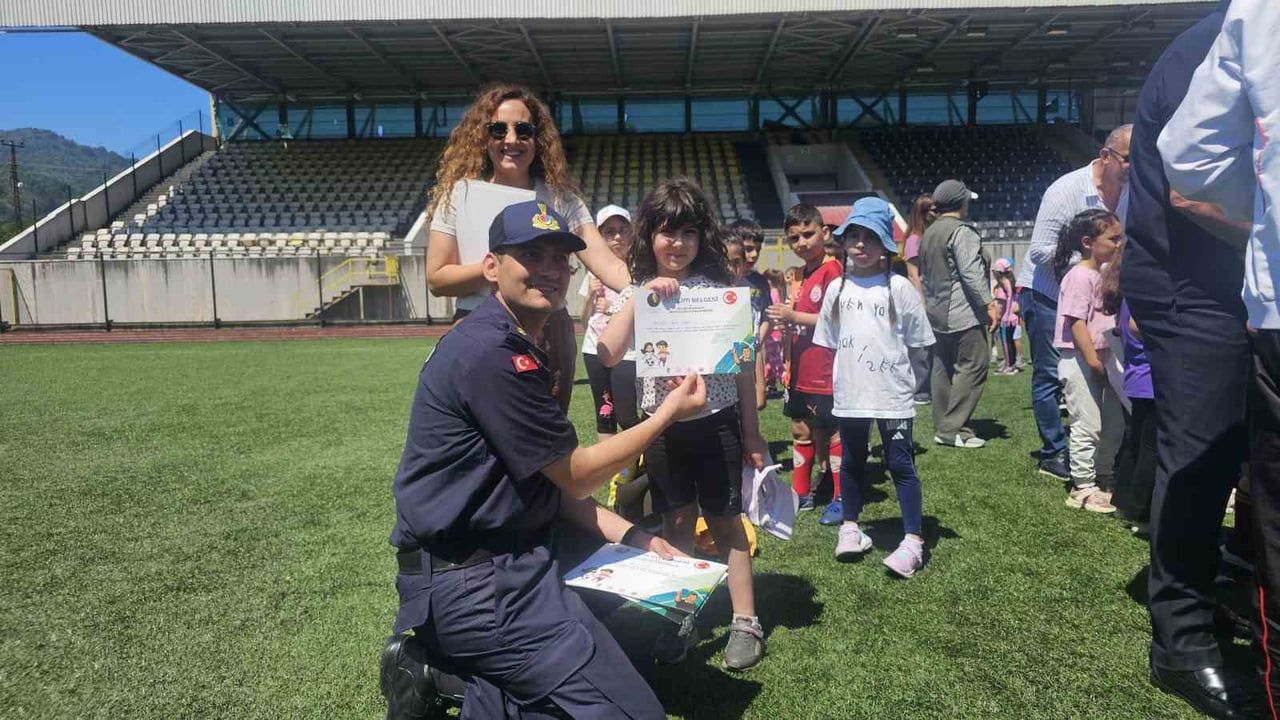 Artvin Arhavi'de 14. Grassroots Futbol Şenliği Tamamlandı: Fair-play Mavi Kartla Ödüllendirildi