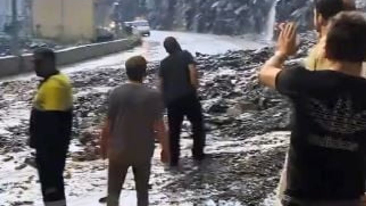 Artvin-Erzurum kara yolunda tünel cebinde duran sürücü heyelandan saniyelerle kurtuldu