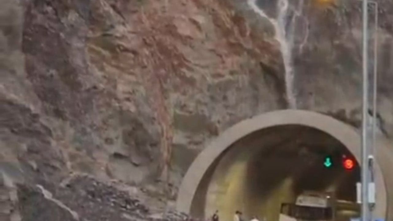 Artvin-Erzurum karayolu sel ve heyelan nedeniyle ulaşıma kapandı