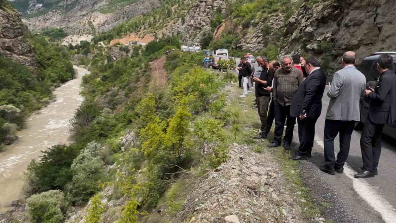 Artvin'in Şavşat ilçesinde dereye düşen araç için kurtarma çalışmaları sürüyor