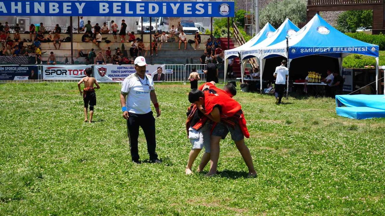 Aşırtmalı aba güreşi Türkiye şampiyonası Şahinbey er meydanında başladı