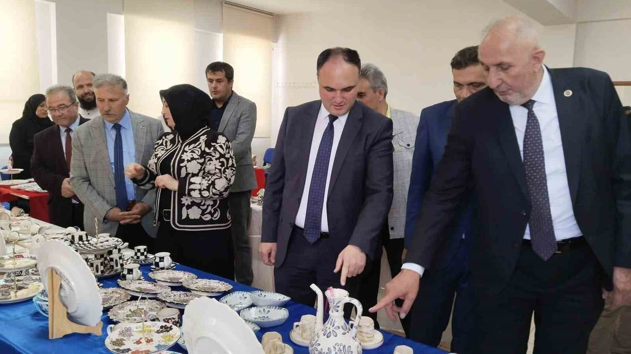 Aslanapa’da 2025-2026 Yılsonu Sergisi Açıldı — Aslanapa Halk Eğitimi Merkezi