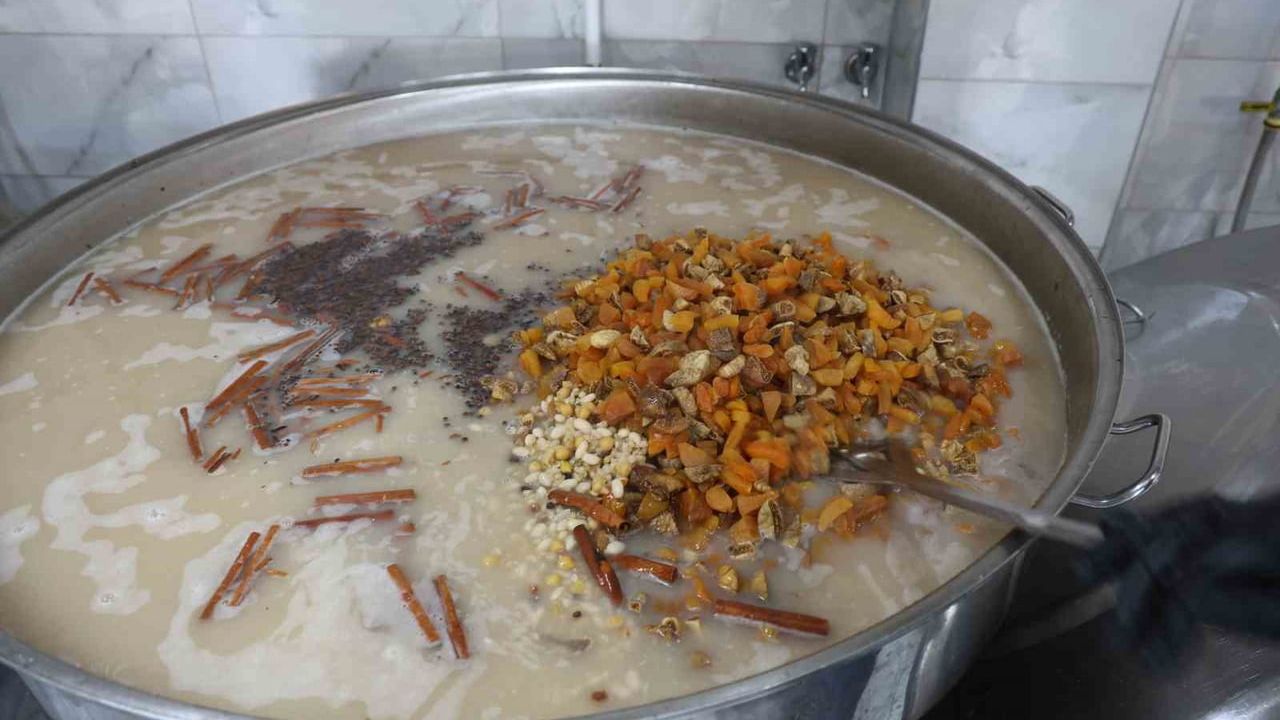 Aşure kazanları Türk Kızılay Elazığ Aşevi'nde kaynadı
