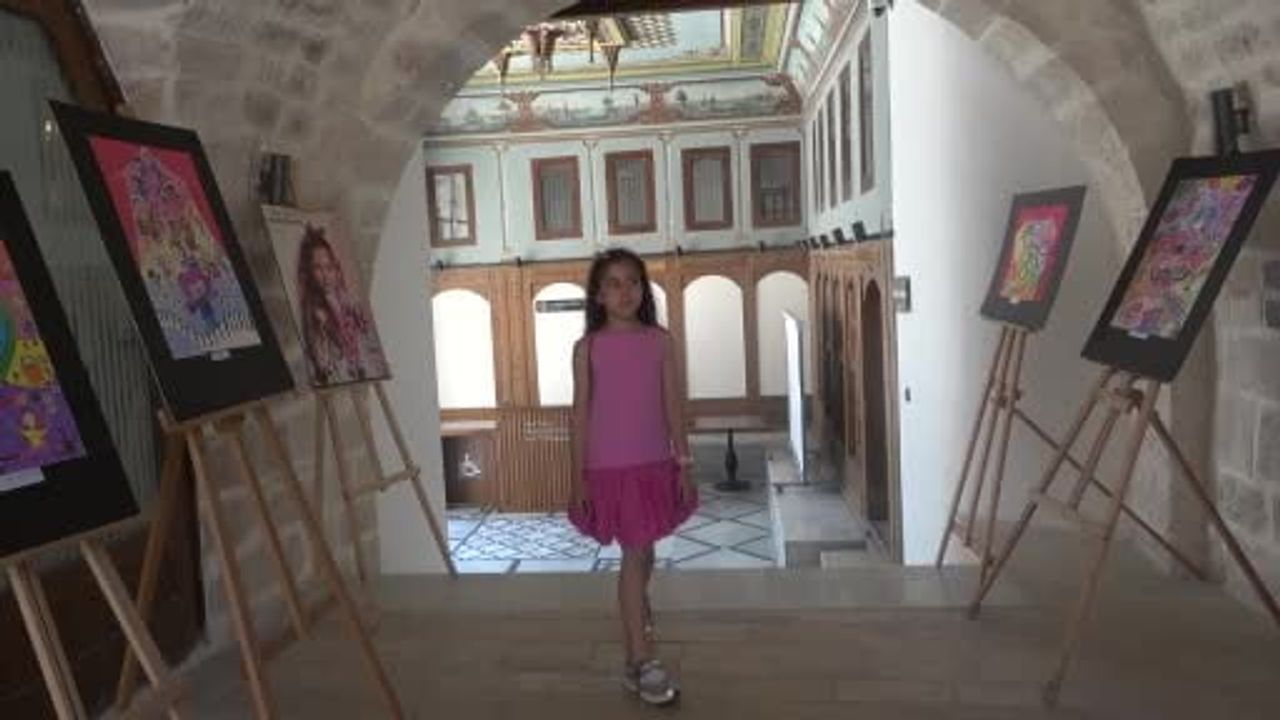 Asya Alyanak 62 madalyayla Antakya'da kişisel sergisini açtı
