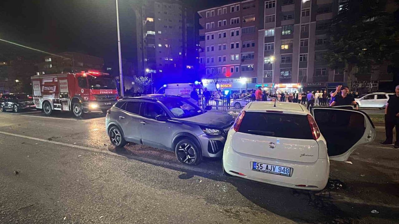 Atakum'da kontrolden çıkan otomobil zincirleme kazaya neden oldu: 5 yaralı