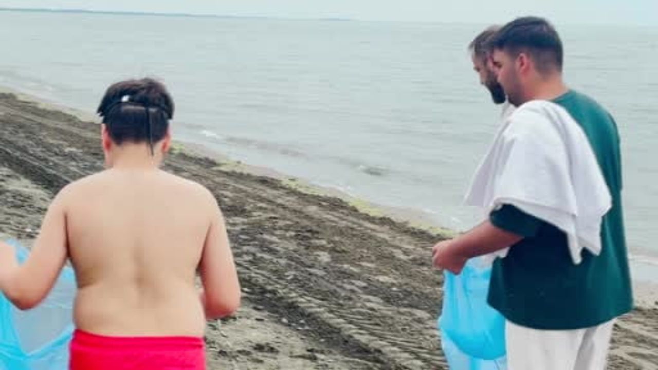 Atakum İncesu sahilinde gönüllülerin temizlik çalışması