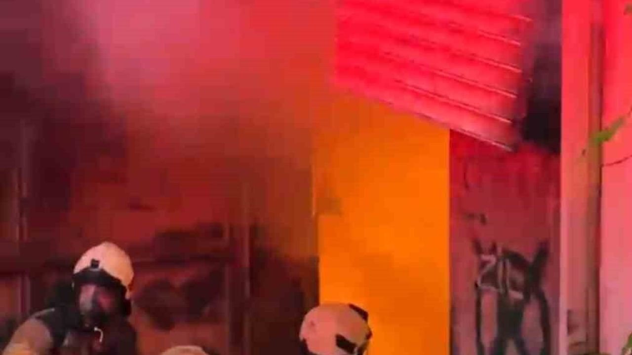 Ataşehir'de mobilya imalathanesinde çıkan yangın itfaiye ve mahalle sakinlerinin müdahalesiyle söndürüldü