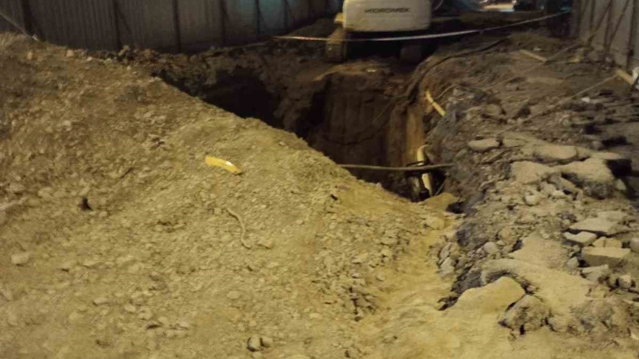 Ataşehir'de taksi şantiye çukuruna düştü; doğal gaz hattı zarar gördü