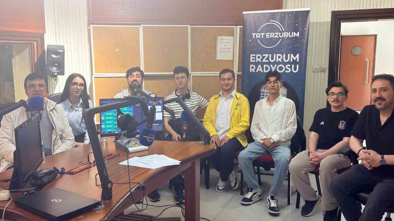 Atatürk Üniversitesi'nde sahnelenen 'Son Hasat' ekibi TRT Erzurum Radyosu'na konuk oldu