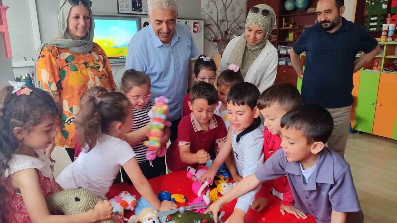 Atık ipler Kütahya'da rengârenk oyuncaklara dönüştü