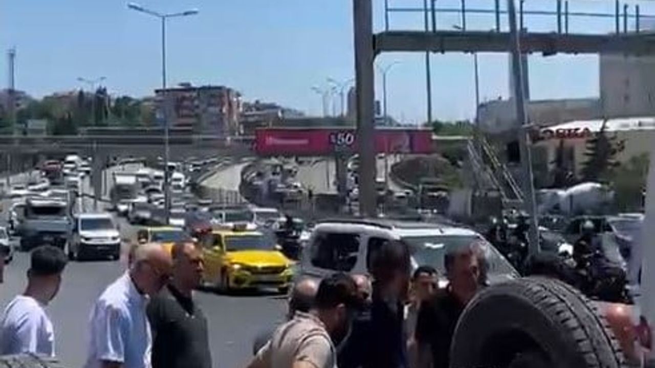 Avcılar'da E-5'ten Yan Yola Uçan Araç: Sürücü Çevredekiler Tarafından Kurtarıldı