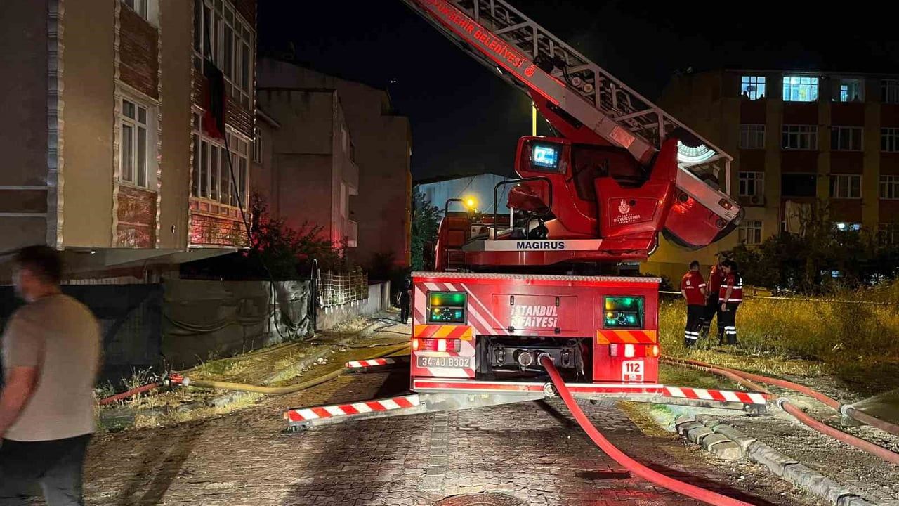 Avcılar'da üç katlı binanın çatısında yangın çıktı