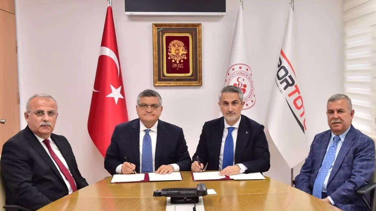 Ayancık’a kapalı yüzme havuzu için protokol imzalandı