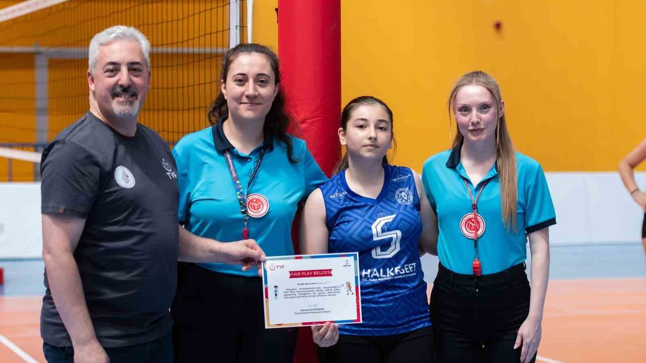 Aydın BBSK Midi Kız Takımı, Festival Voleybol'da Son 16 Turu'na Yükseldi